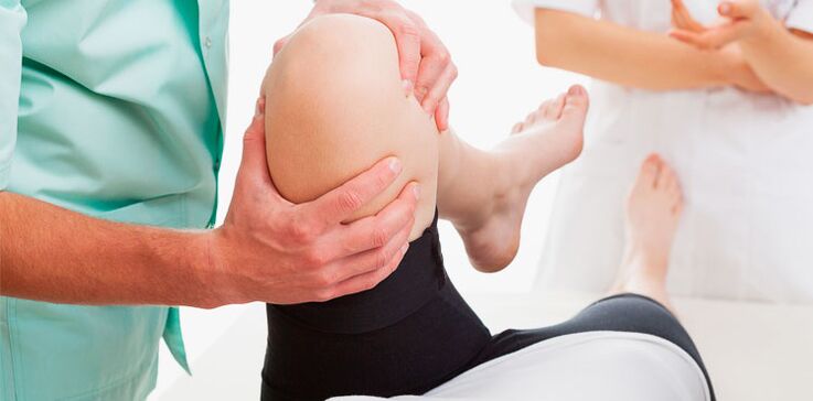 doctor examining the knee for pain